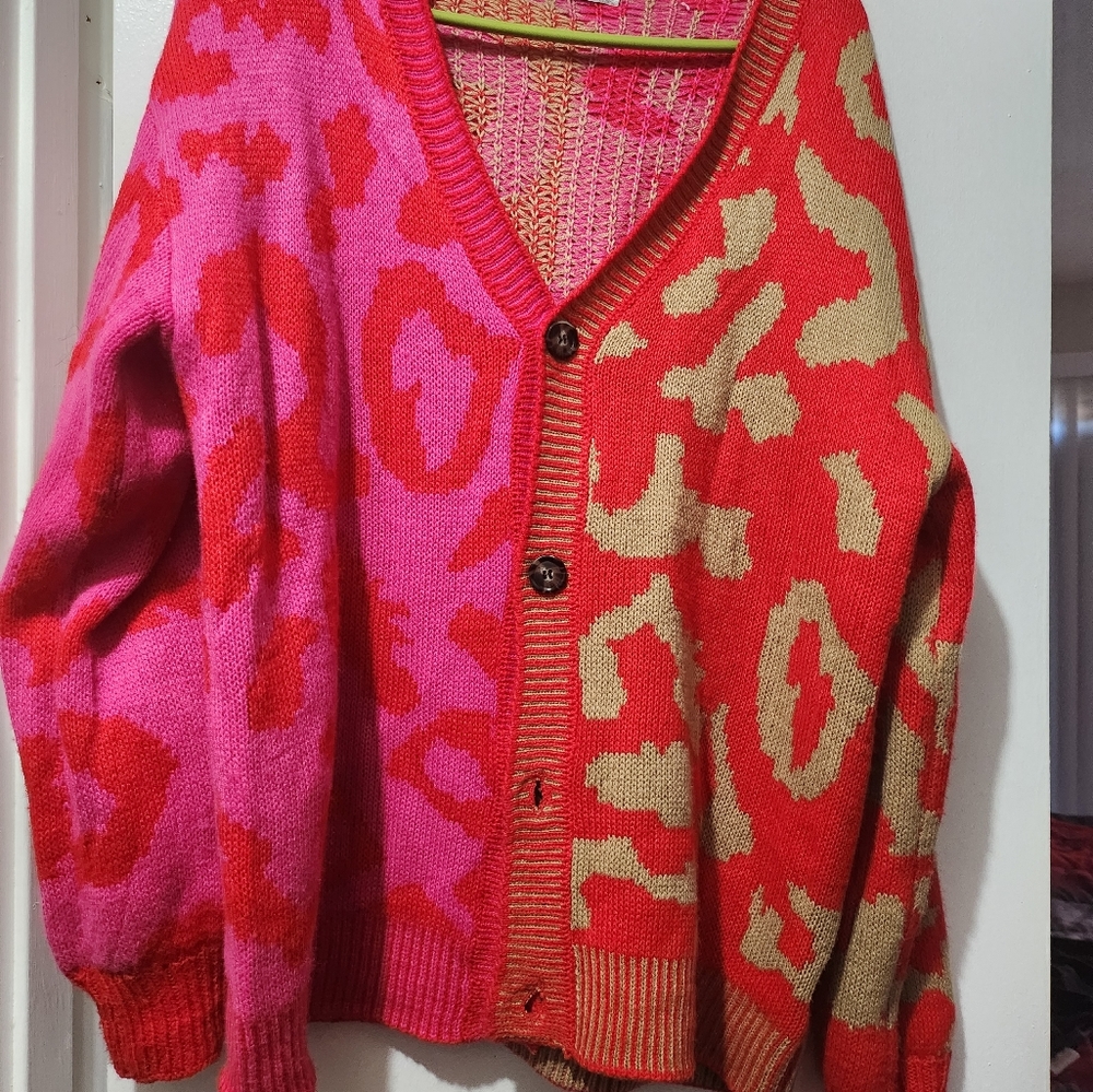 Two toned fall fashion sweater! Super cute and comfy dress it up or down. M/L